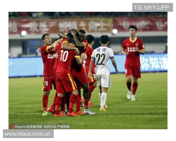 老友重聚亚泰主帅苏亚雷斯与国安队工作人员深情相拥展现友谊之情