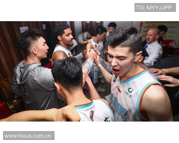 阿尔瓦拉多拼抢受伤迅速回更衣室后再度重返赛场展现顽强精神